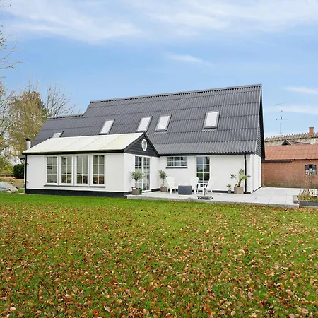 Comfortably In Scenic Surroundings *