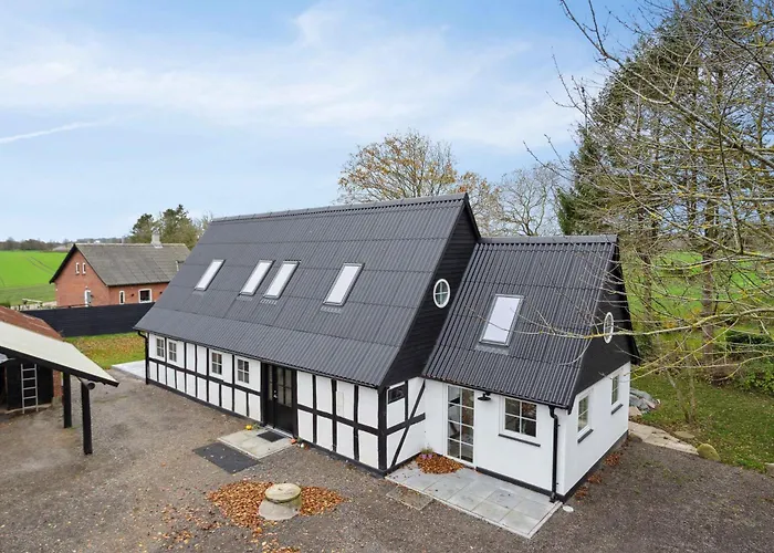 Comfortably In Scenic Surroundings *